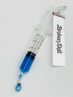 画像1: 注射器 血液の雫ピアス（イヤリング）ブルー　原宿系、ナースコスプレ、病みかわいい、ゆめかわいい