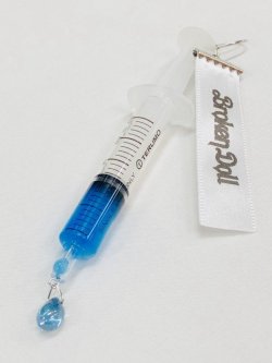 画像2: 注射器 血液の雫ピアス（イヤリング）ブルー　原宿系、ナースコスプレ、病みかわいい、ゆめかわいい